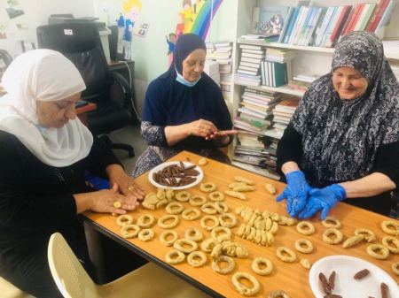 فعالية "كعك العيد" بنوادي المسنات بمبادرة من مجلس الطلاب البلدي لمجلس " بسمة " 